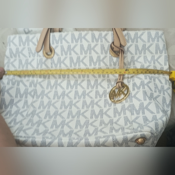 Authentic Michael Kors Pocketbook Tote in Vanilla - Picture 11 of 14